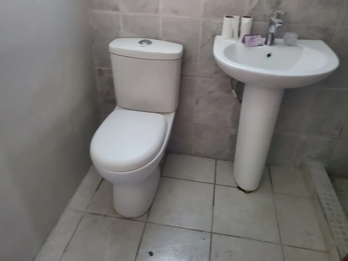 20230119_171109 FOR RENT – 1 BEDROOM 1 BATHROOM FOR RENT – CEDAR & LOGWOOD STREETS, BZE CITY