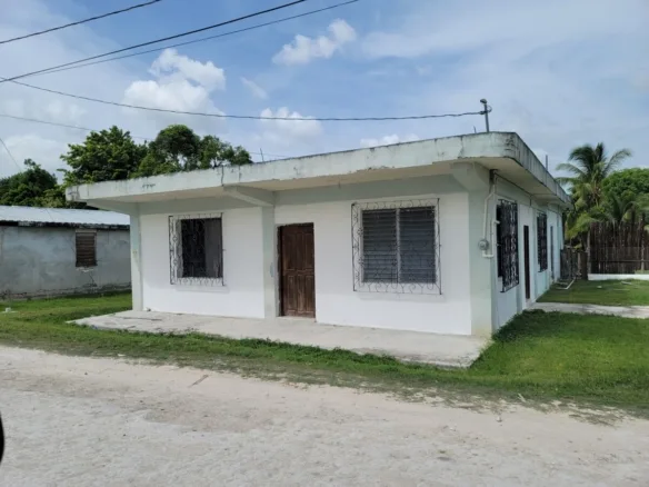 FOR SALE – 5 BEDROOM 2 BATHROOM CONCRETE BUNGALOW IN CALEDONIA VILLAGE, COROZAL DISTRICT